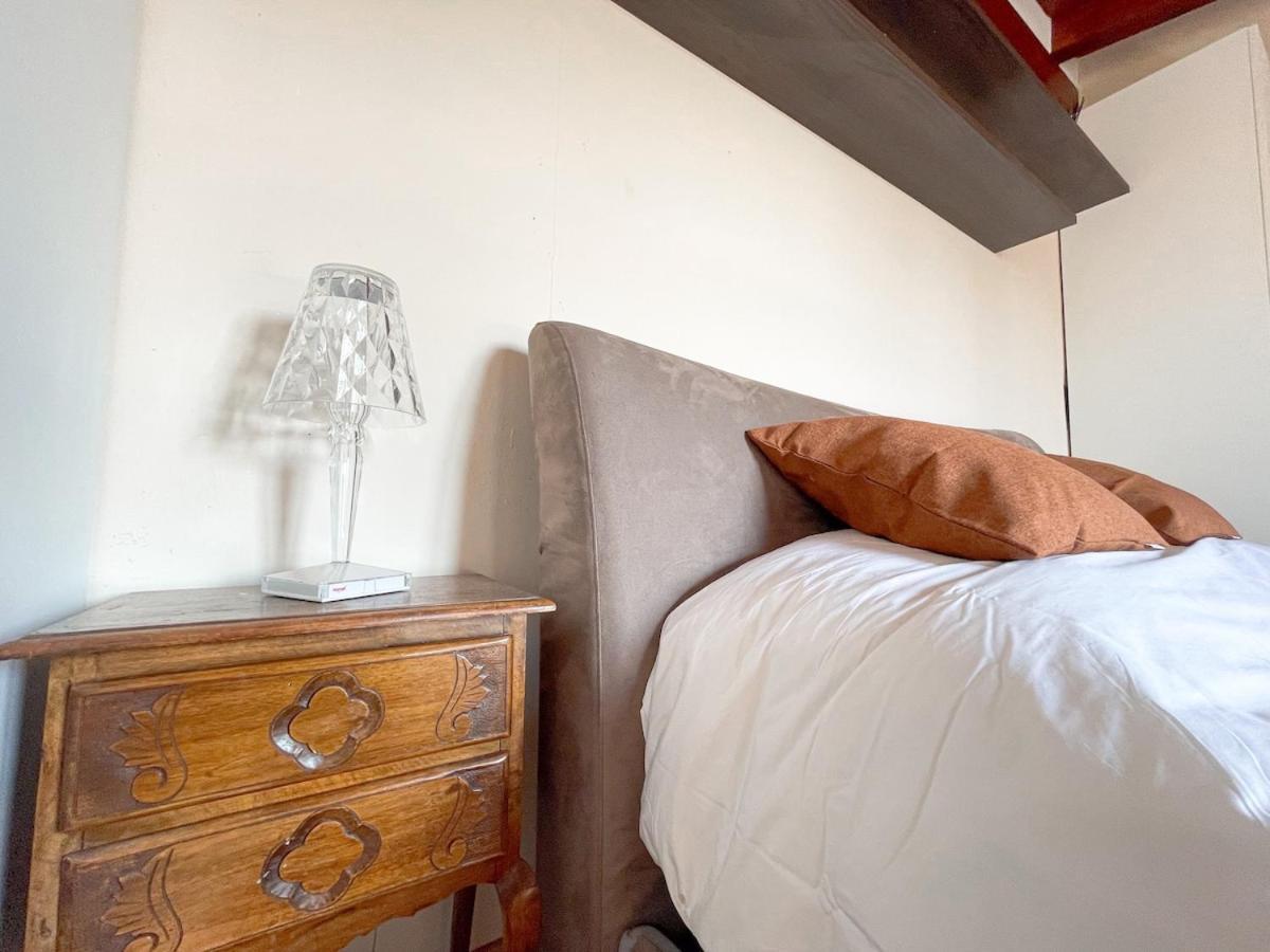 The Urban Nest 2, Spacious, Wifi And Near The Red Metro Apartment *