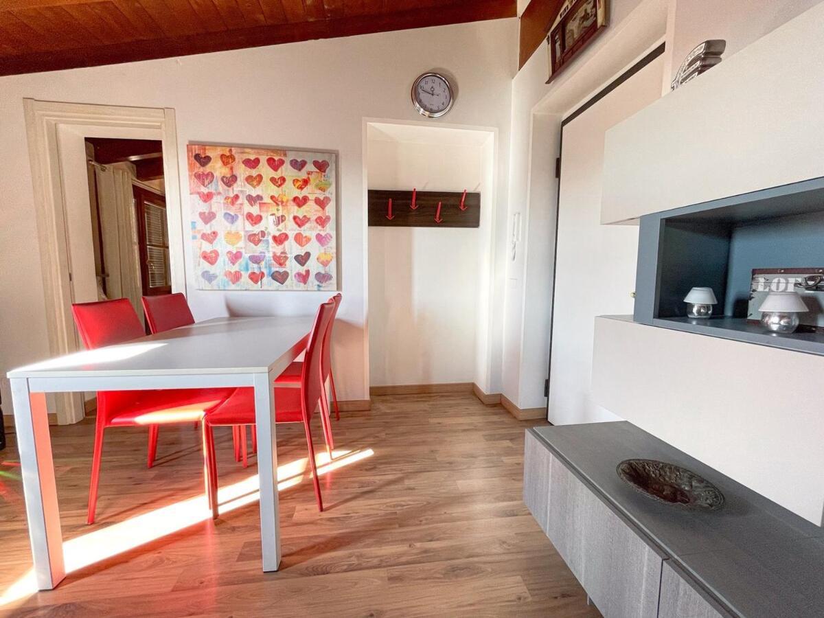 The Urban Nest 2, Spacious, Wifi And Near The Red Metro Apartment